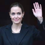 Angelina Jolie faz mastectomia dupla como prevenção de câncer de mama.
