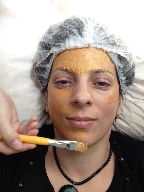 Depois de retirada a glicerina da pele, é aplicada uma máscara de ouro para hidratar a pele.