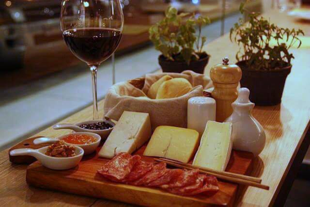 Mesa de queijos e vinhos para se inspirar! - Alessandra Faria Fashion ...