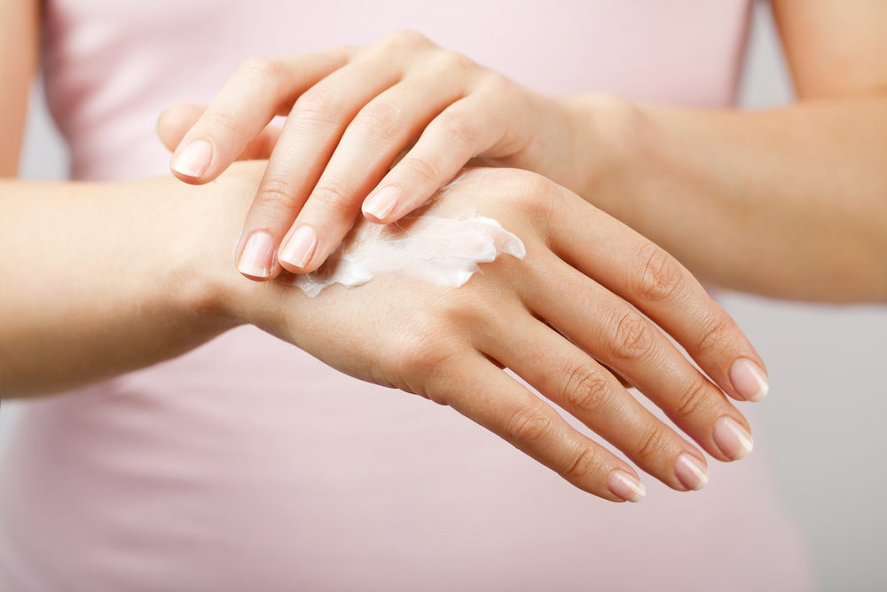 Cuidados com a pele em casa devem ser intensificados no inverno por Alessandra Faria
