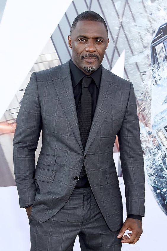 O estilo de Idris Elba esbanja charme e elegância por Alessandra Faria