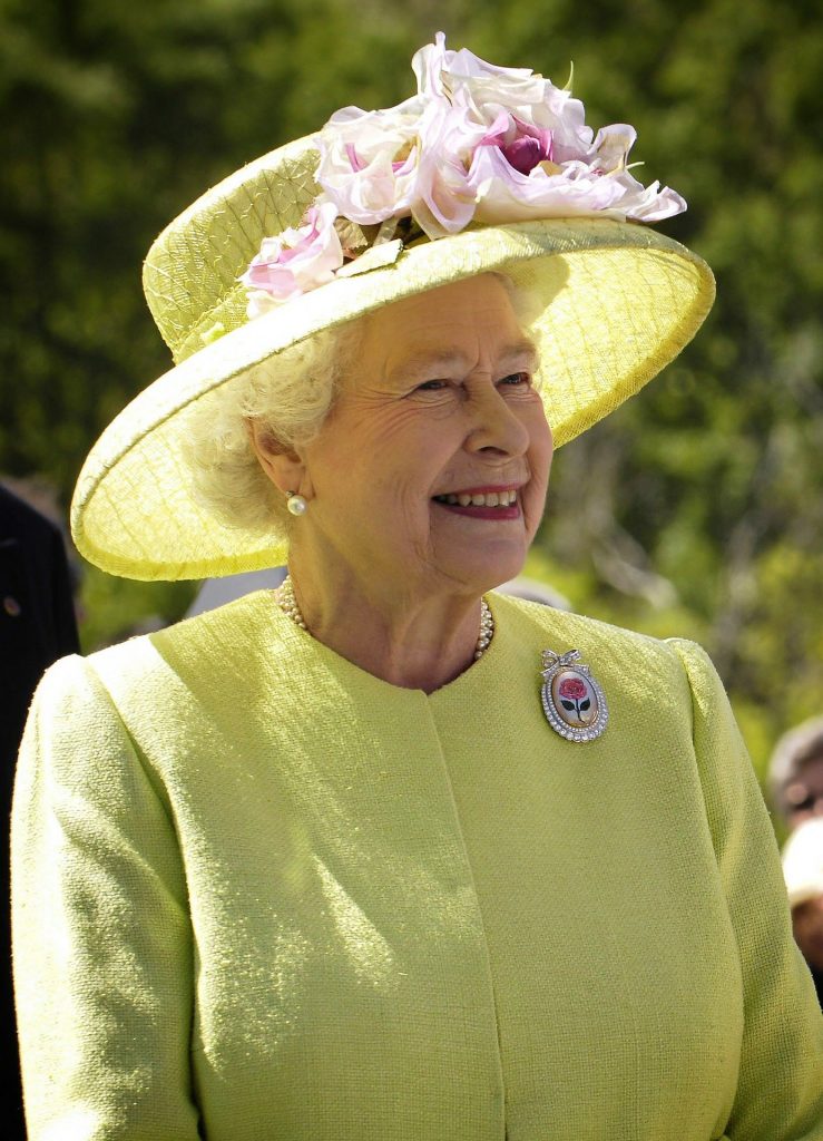 Rainha Elizabeth II: 3 itens de estilo que definiram sua marca pessoal., por Alessandra Faria