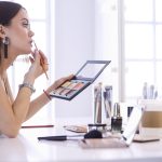 5 erros graves na maquiagem que podem prejudicar sua pele.